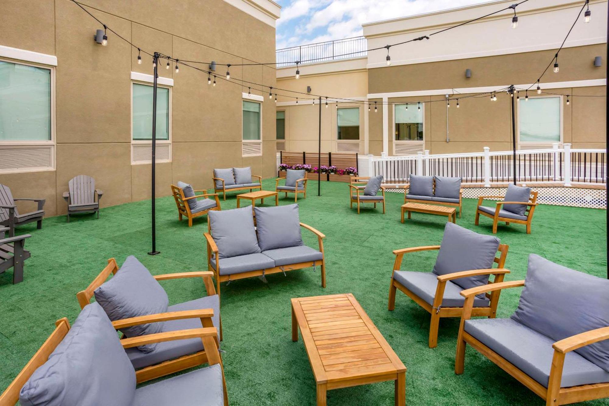Comfort Inn & Suites Newark Liberty International Airport Esterno foto
